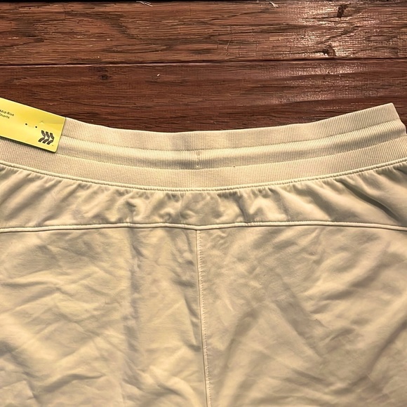 All in Motion shorts - Picture 4 of 4